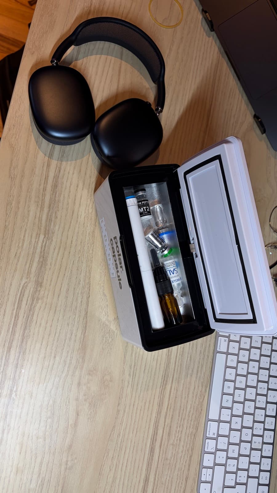 Polar Capsule ouverte sur un bureau à côté d'un casque audio